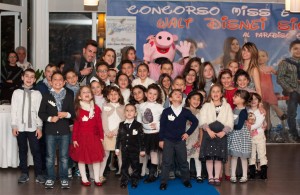 Foto di gruppo con il presentatore e le coreografe