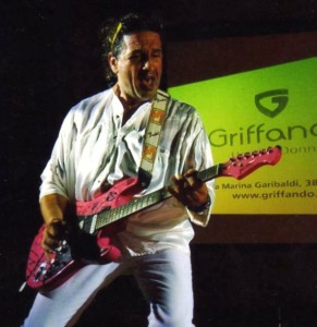 Nuccio Scibilia con la chitarra