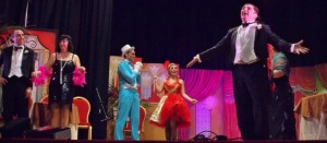 Gaetano Andriolo con allo sfondo il cast