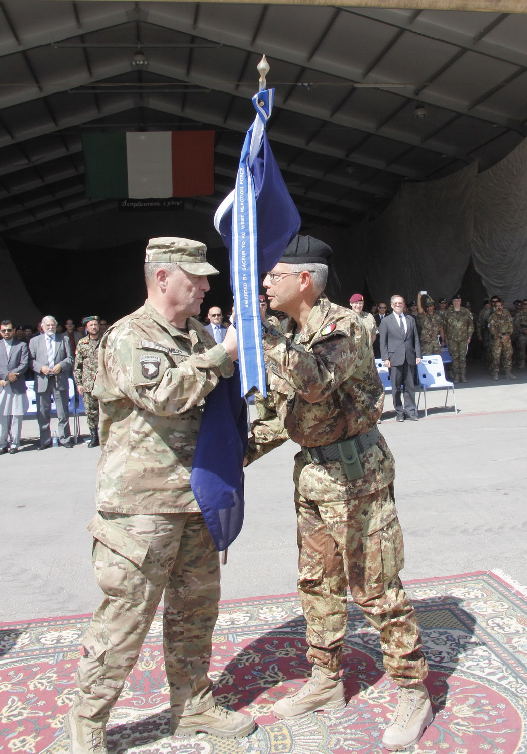 il generale Milley consegna al generale Pellegrino la bandiera NATO di RC-W