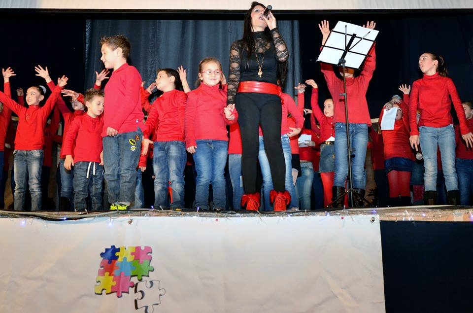 Daniela Cavallaro sul palco con bambini