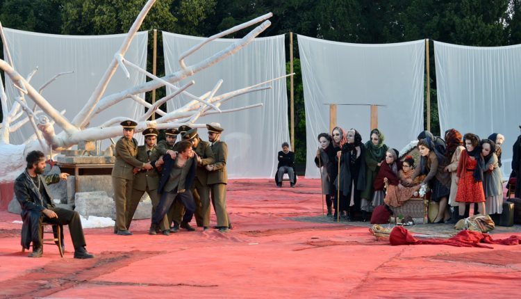 guido caprino (eteocle), gianmarina martini (polinice), coro fenicie_foto carnera