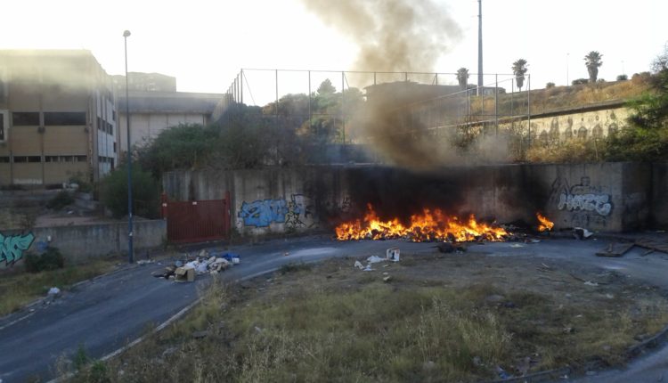 incendio rifiuti ex scuola brancati librino (3)