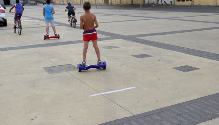 piazza universiadi degrado-conigliere mirenda- bambini che giocano (1)