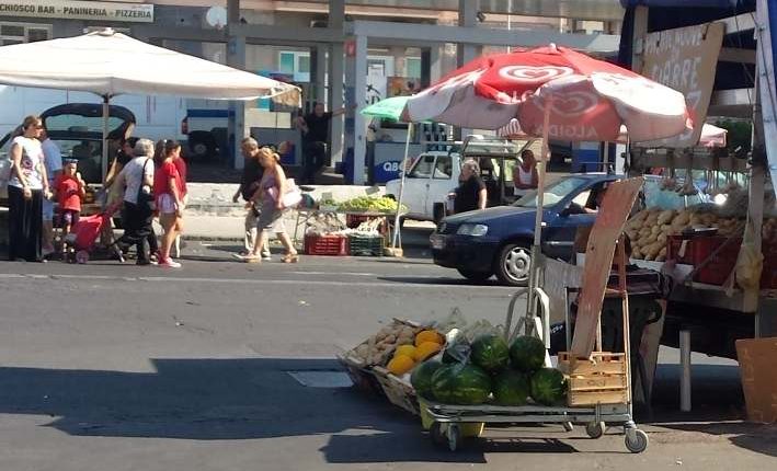 traffico mercato piazza eroid’ungheria (1)