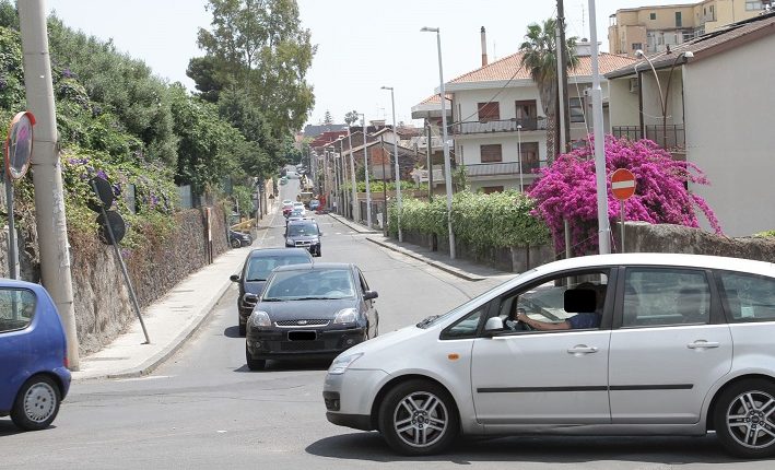 mancanza marciapiedi via cataniazona cibali (1)