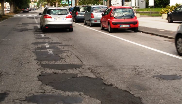 buche e manto stradale danneggiato-a catania (5)