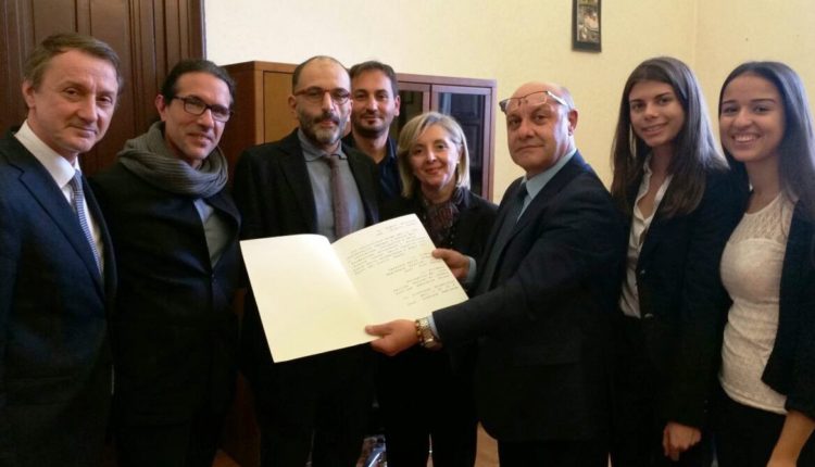 delegazione galilei con professor rapisarda e stamperia braille consegnano ministro fedeli trascrizione Convenzione Onu diritti persone con disabilità (1)