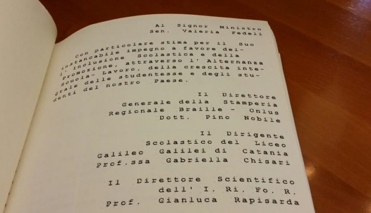 delegazione galilei con professor rapisarda e stamperia braille consegnano ministro fedeli trascrizione Convenzione Onu diritti persone con disabilità (2)