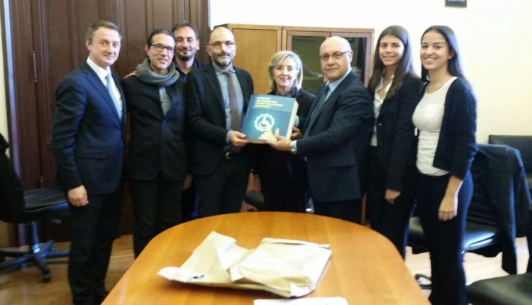 delegazione galilei con professor rapisarda e stamperia braille consegnano ministro fedeli trascrizione Convenzione Onu diritti persone con disabilità (5)