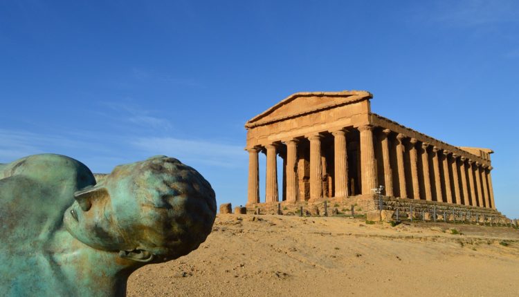 scultura Angelo caduto di Igor Mitoraj e Tempio della Concordia