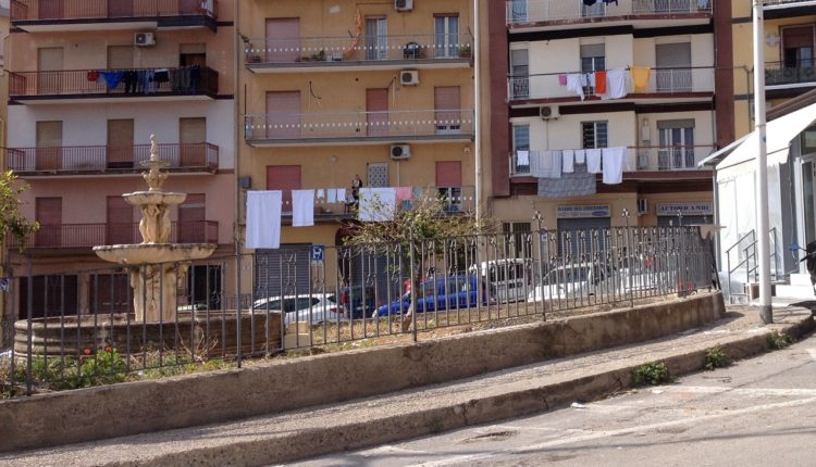 2Termini Imerese fontana in piazza Carlo Alberto Dalla Chiesa libera dal gazebo