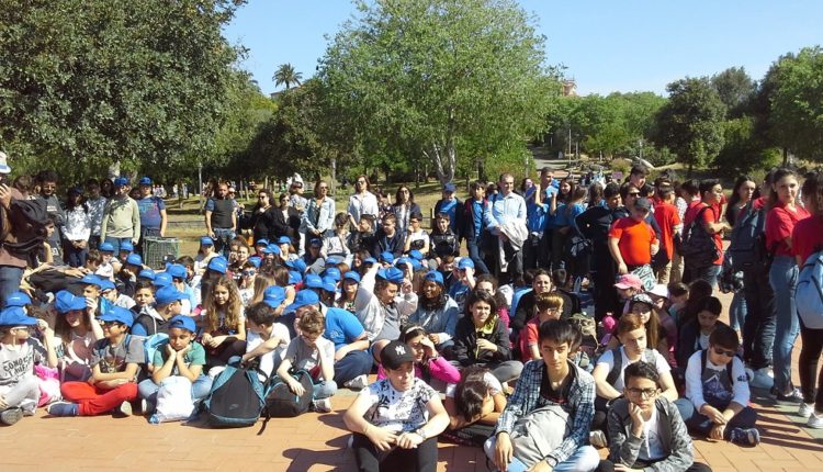 DADO PACE un gruppo di studenti partecipanti all’inaugurazione del dado della pace