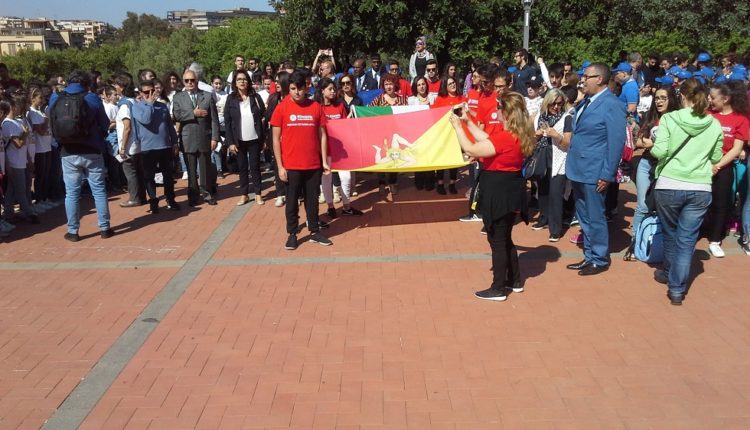 Dado pace i picchetti d’onore con le bandiere di Europa, Italia, Sicilia