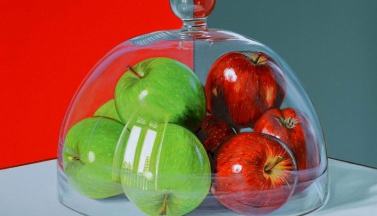 Pietro Alessandro Trovato, Mele verdi e rosse sotto vetro, olio su tela, cm 50×40, 2017