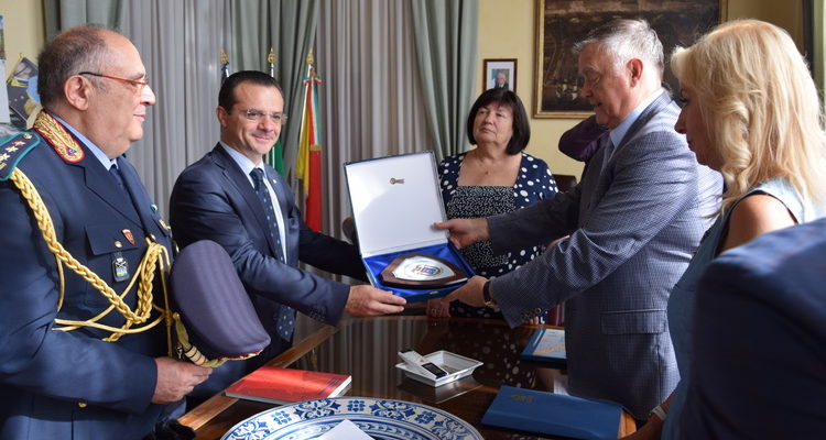 De Luca consegna lo stemma