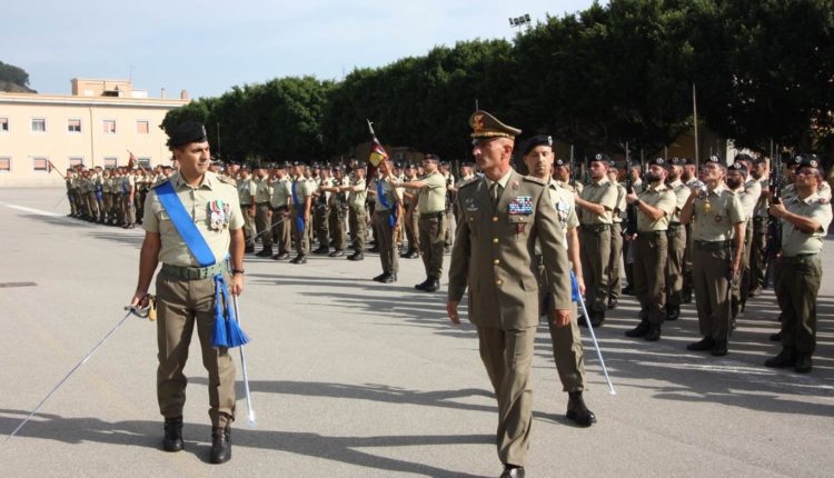 il Cte del 4 Rgt G Gua Col Antonio Sottile con i comandanti di battaglione cedente Ten Col Giuseppe Rosati e Ten Col Pasquale Mannino