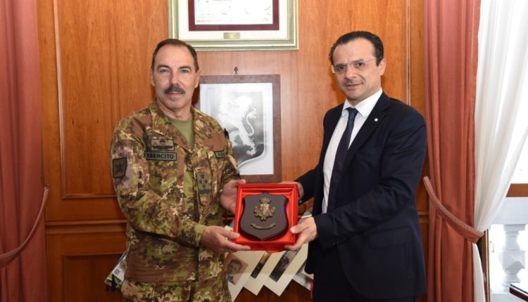 Il Capo di Stato Maggiore dellEsercito e il sindaco di Messina Cateno De Luca