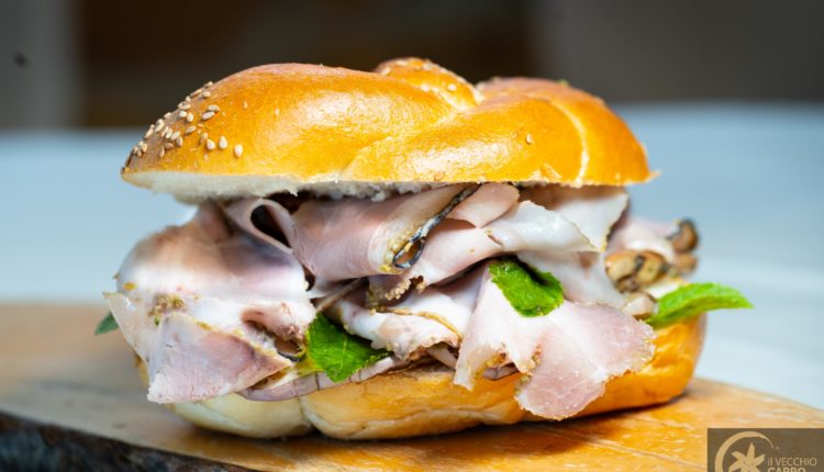 Panino con porchetta di suino nero dei Nebrodi