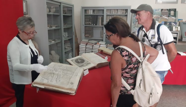 NARO Biblioteca Feliciana. Turisti scoprono la Bibbia poliglotta