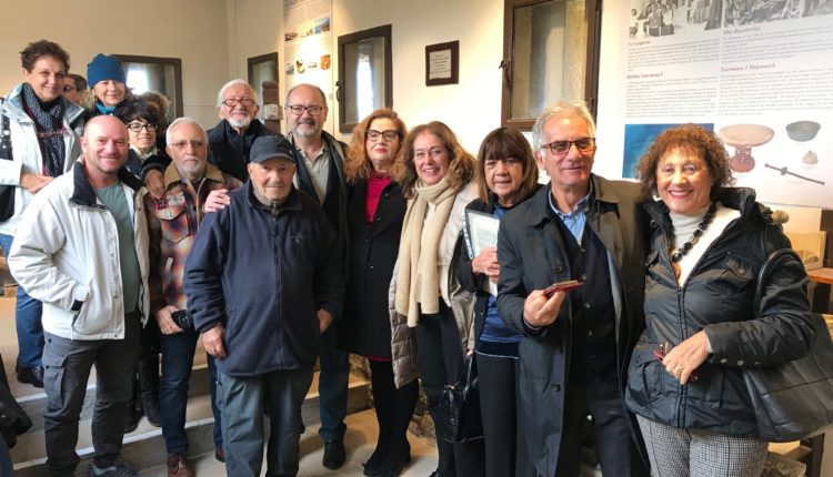 PNT, NAX, Museo, foto ricordo con i familiari dei giovani pionieri subacquei di Naxos degli anni 50
