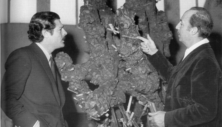 Torino, 1961. Dx lo scultore Umberto Mastroianni con il nipote attore Marcello Mastroianni