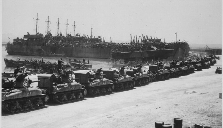 Decine di carri Sherman attendono di salire sugli LST due giorni prima del D-Day