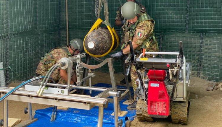 Bonifica Esercito ordigno Palermo 2020 _ Posizionamento della bomba sulla sella prima del taglio