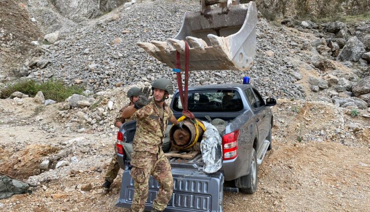 Bonifica Esercito ordigno Palermo 2020 _ Sollevamento della bomba per essere posizionata in buca