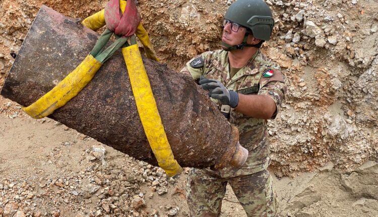 Bonifica Esercito ordigno Palermo 2020 _ posizionamento della bomba privata della spoletta nella buca in cui verra’ fatta esplodere