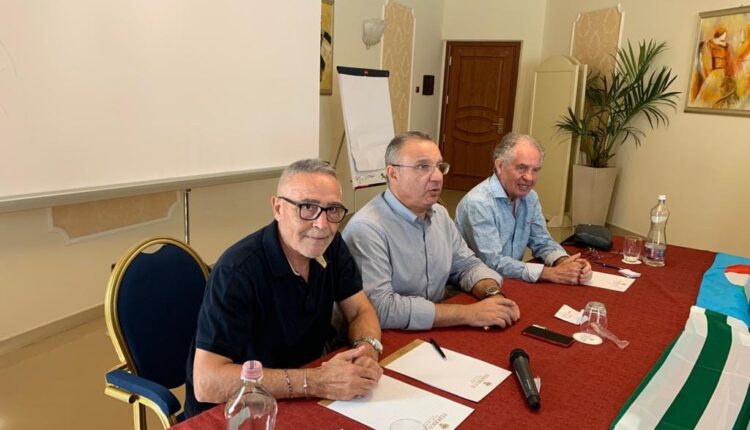 I segretari generali Alfio Giulio (Fnp Cisl) Maurizio Calà (Spi Cgil) e Antonino Toscano (Uilp Uil)