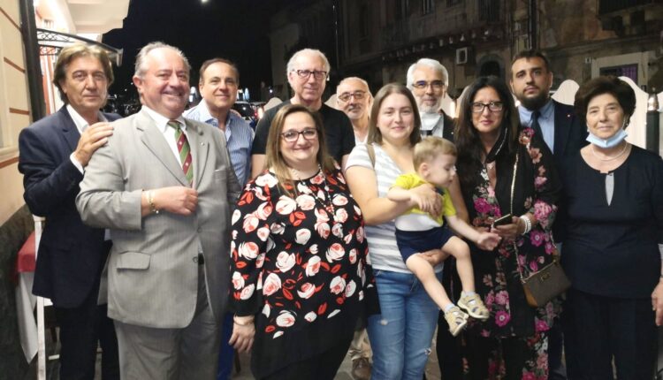 foto di gruppo con il piccolo Mateo ed i cavalieri