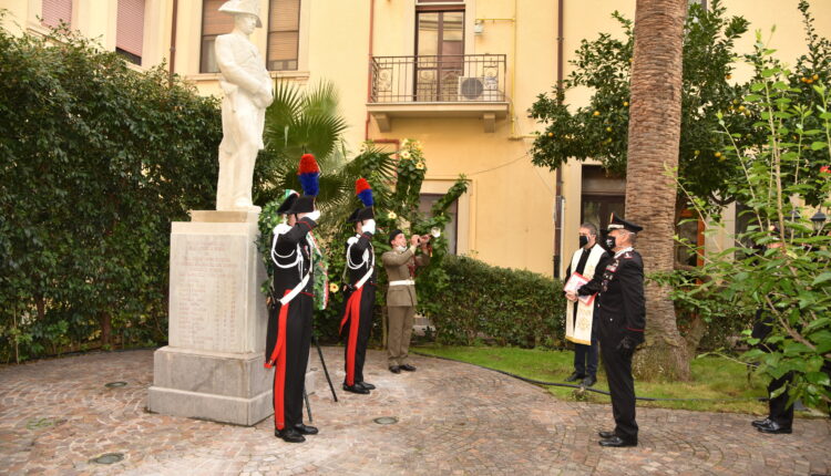 Il Gen. C.A. Carmelo Brugio depone una corona d’alloro al monumento al Carabinierie