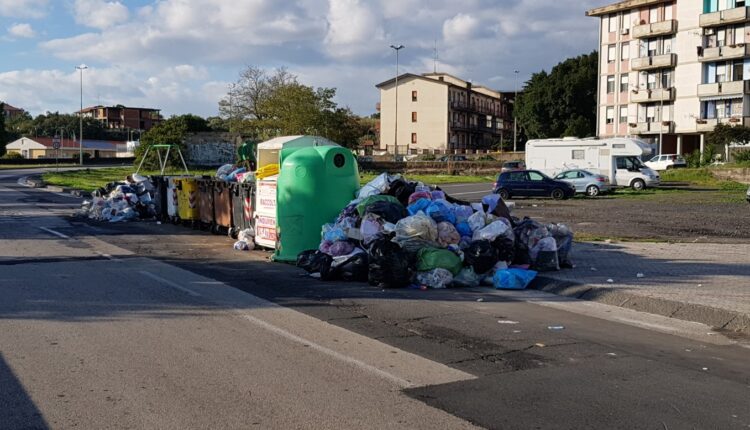 cassonetti e spazzatura in strada a san giovanni galermo (1)