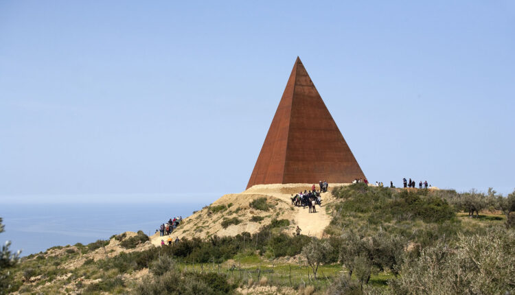 La piramide 38mo parallelo – Mauro Staccioli