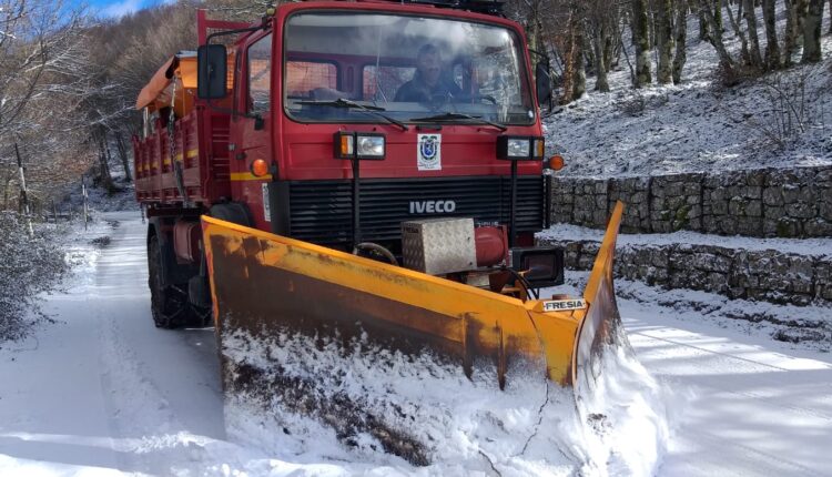 Spazzamento neve sulla strada provinciale di Caronia-Capizzi