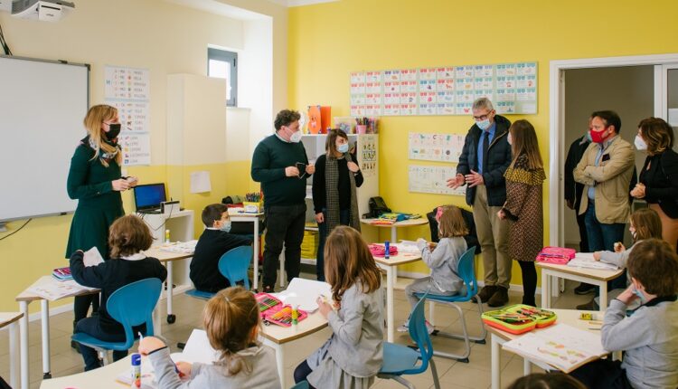foto 1 – visita sindaco Peppe Cassì alla Next School