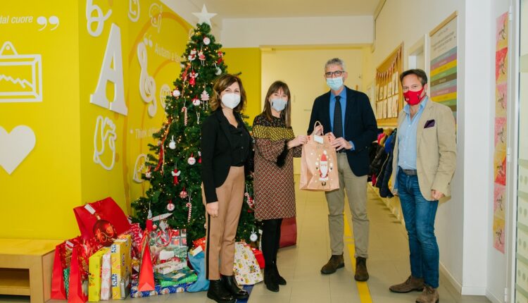 foto 4 – visita sindaco Cassì – la consegna dei doni della Fabbrica di Babbo Natale