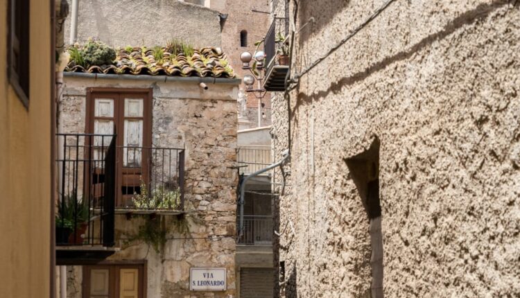 CACCAMO_Scorcio con veduta della torre campanaria della chiesa madre