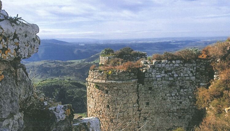 LICODIA EUBEA_Particolare torre Castello SantaPau