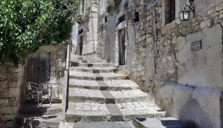 MONTEROSSO ALMO_Stradina medievale