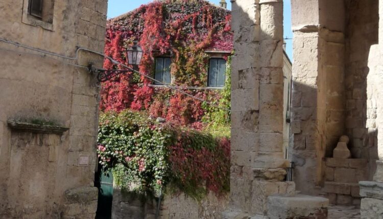 POLIZZI_ Porticato della chiesa madre – sull sfondo Palazzo Gagliardo