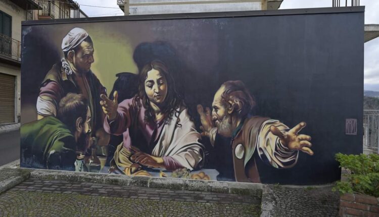 SAN SALVATORE DI FITALIA_Murales Cena in Emmaus di Caravaggio dello Street artist Andrea Ravo Mattoni, Museo Diffuso