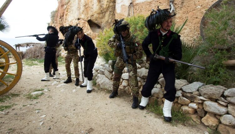 Bersaglieri di ieri e bersaglieri di oggi, uniformi tra passato e presente3