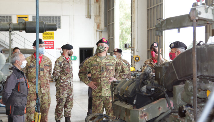 Il generale Tota nell’officina dei Lanceri d’Aosta a Palermo