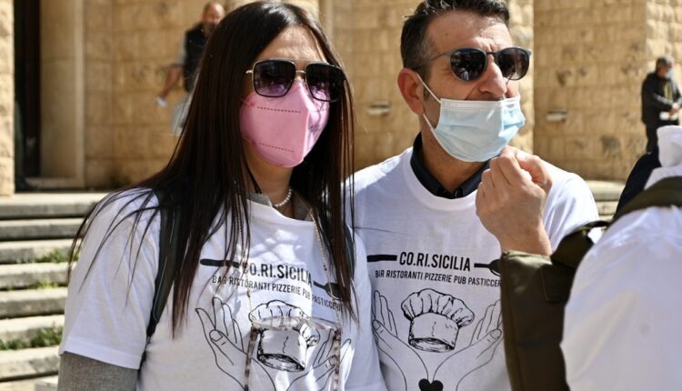 alcuni partecipanti alla manifestazione Co.Ri.Sicilia del 7 aprile 2021