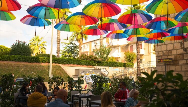 La piazzetta di via Garibaldi con gli ombrelli sospesi