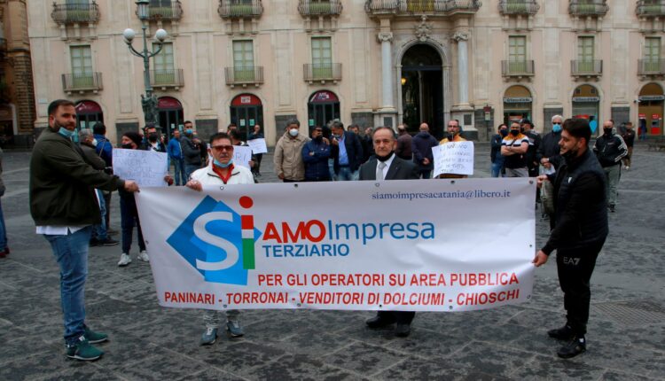 Protesta degli operatori dei mercatini rionali oggi pomeriggio in piazza Università a Catania (1)