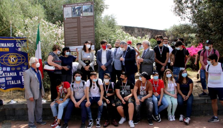 scuola istituto Fermi-Eredia Catania- i giovani adottano il parco gioeni scoperte targhe bilingue