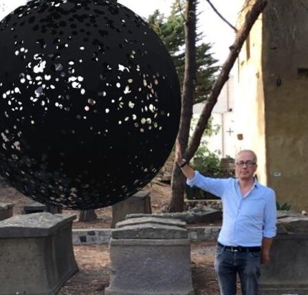 ISOLE, Lipari, Rosario Vilardo, direttore del Parco Archeologico delle Eolie con la scultura virtuale di Eva Schlegel